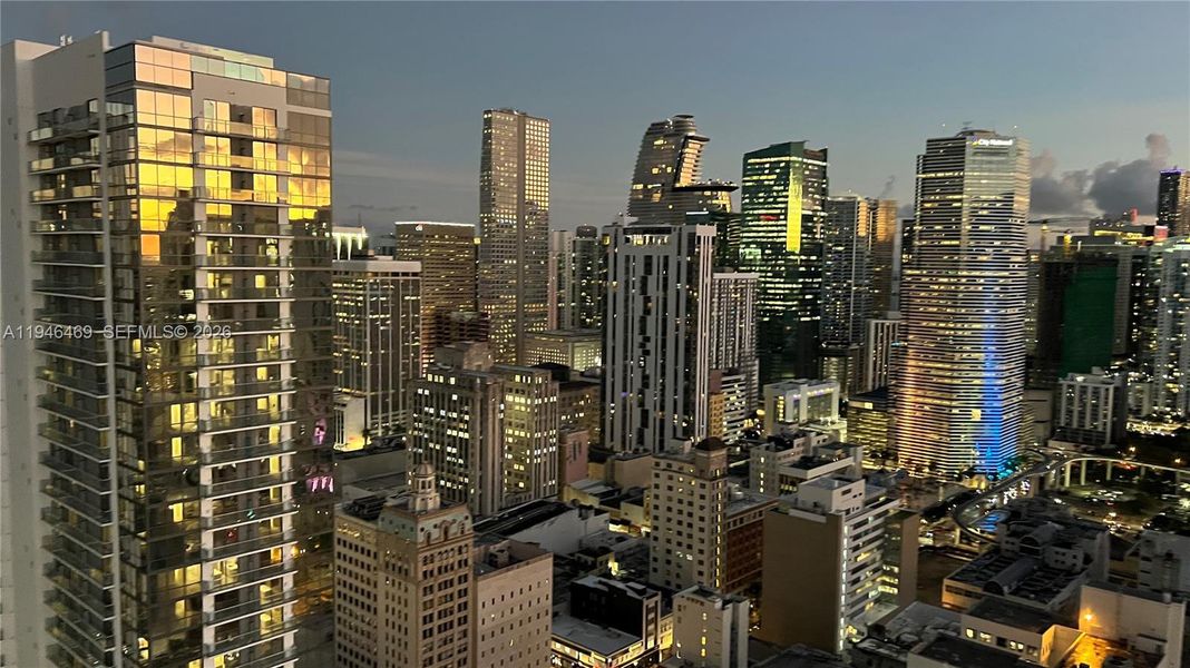 Condo located in Miami, FL showcasing its design and architecture (Image 27).