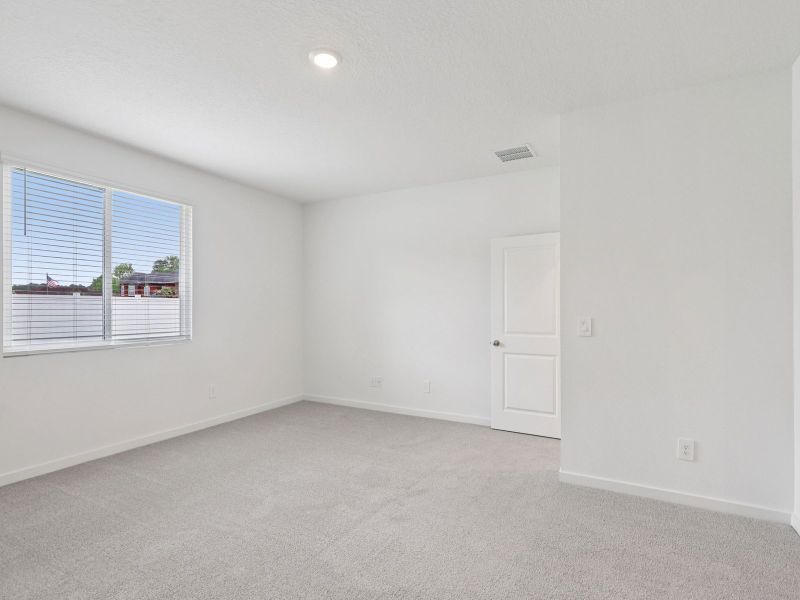 Spacious, unfurnished interior of a new home in Azalea Creek, Jacksonville (Image 10).