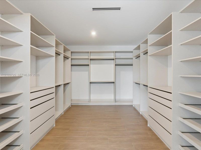 Spacious, unfurnished interior of a new home in , Miami (Image 45).