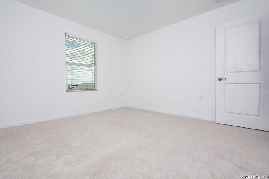 Spacious, unfurnished interior of a new home in Somerset Meadows, San Antonio (Image 10).