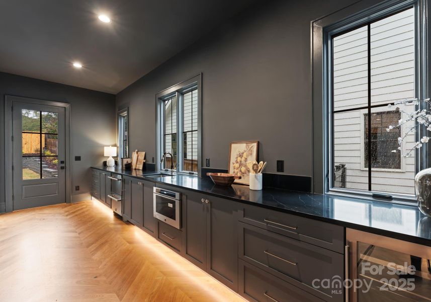 Scullery with ice maker, refrigerator/freezer drawers and a beverage refrigerator.