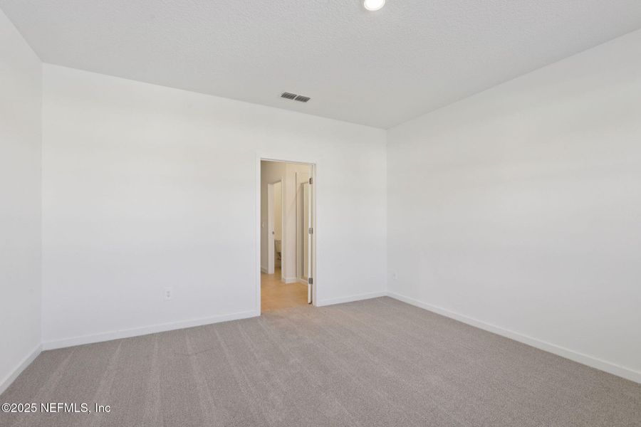 Spacious, unfurnished interior of a new home in Kings Preserve, Jacksonville (Image 27).