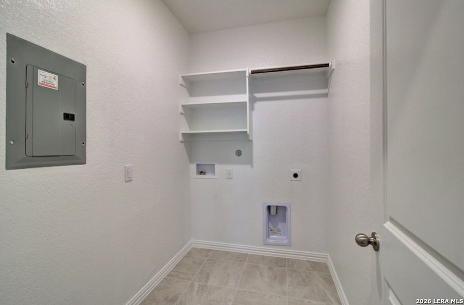 Spacious, unfurnished interior of a new home in Stream Waters, Seguin (Image 22).