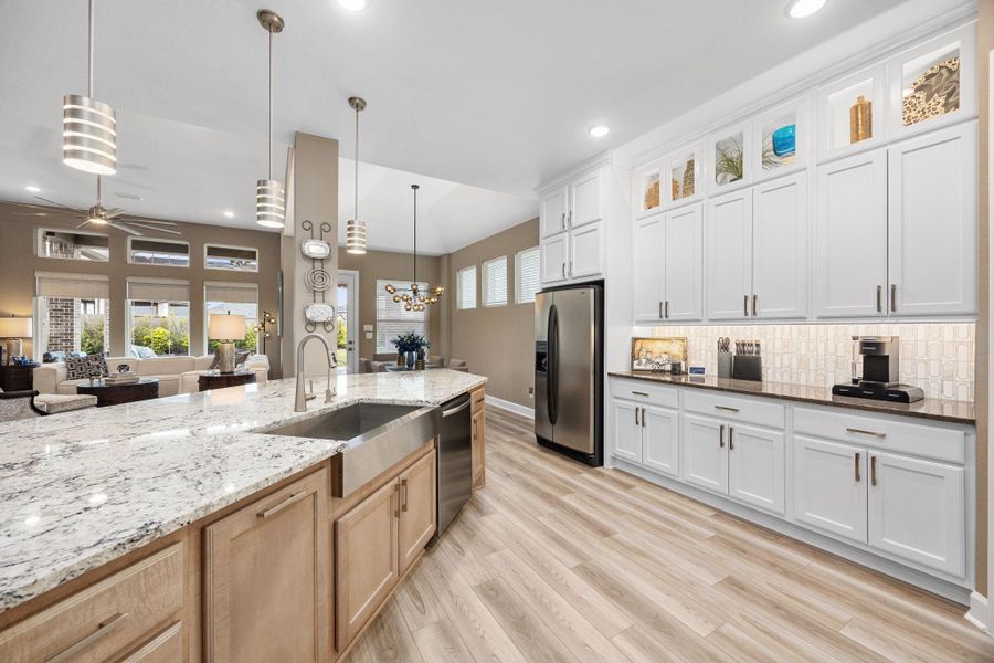 Apron-Front kitchen sink with reverse osmosis spout