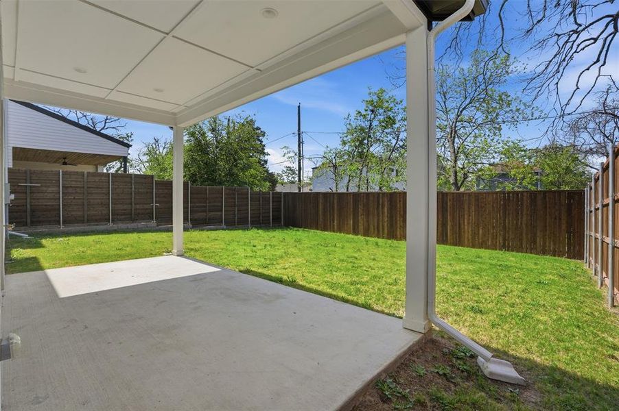 Exterior details and patio area of a home in , Dallas (Image 3).