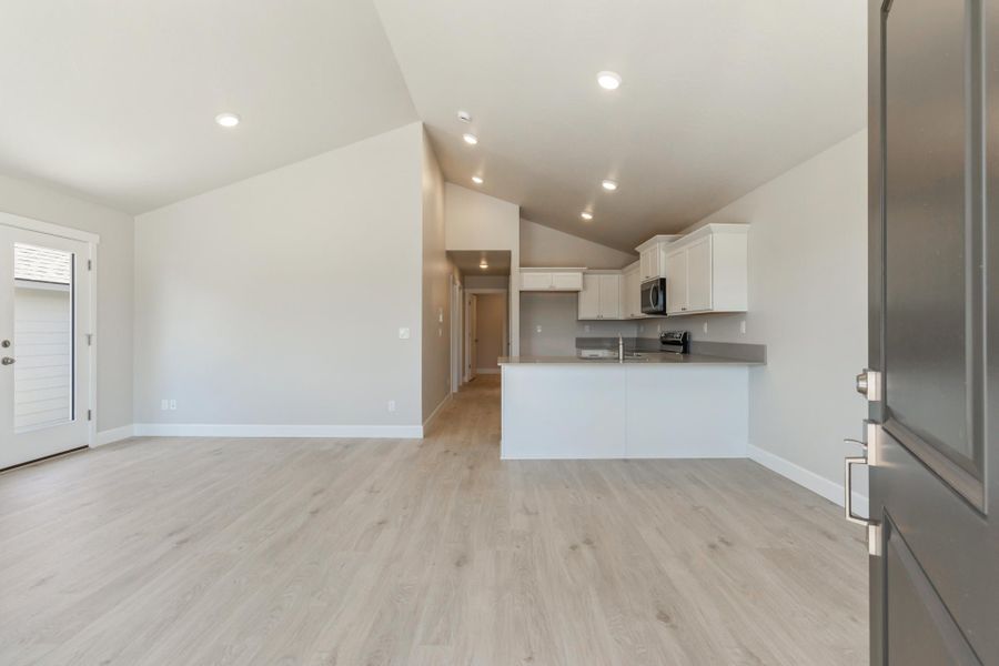 Spacious, unfurnished interior of a new home in Feather Ridge, Redmond (Image 20).