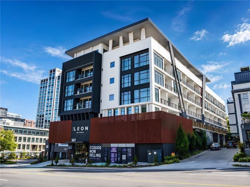 Condo located in Atlanta, GA showcasing its design and architecture (Image 25).