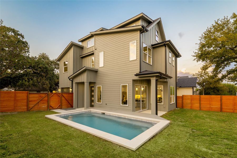 Private Yard & Pool Private Yard & Pool