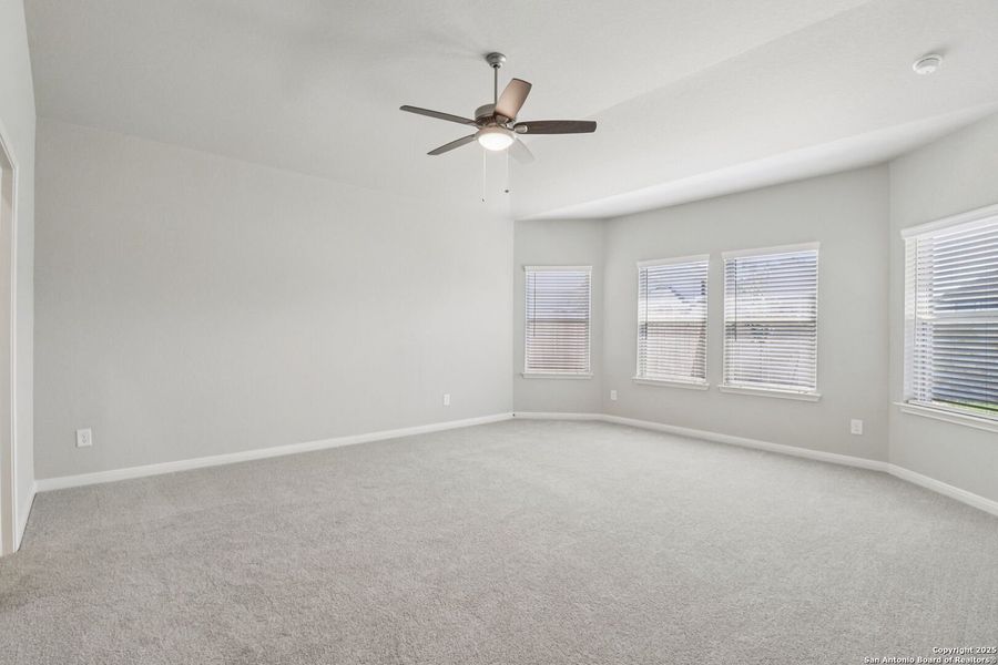 Spacious, unfurnished interior of a new home in Arcadia Ridge - Premier Series, San Antonio (Image 27).