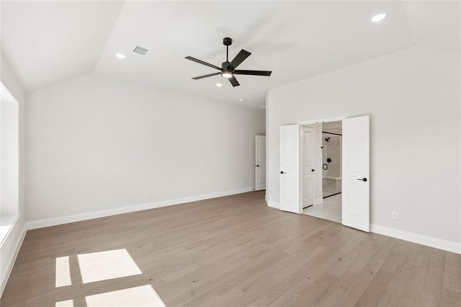Spacious, unfurnished interior of a new home in North Grove, Waxahachie (Image 24).