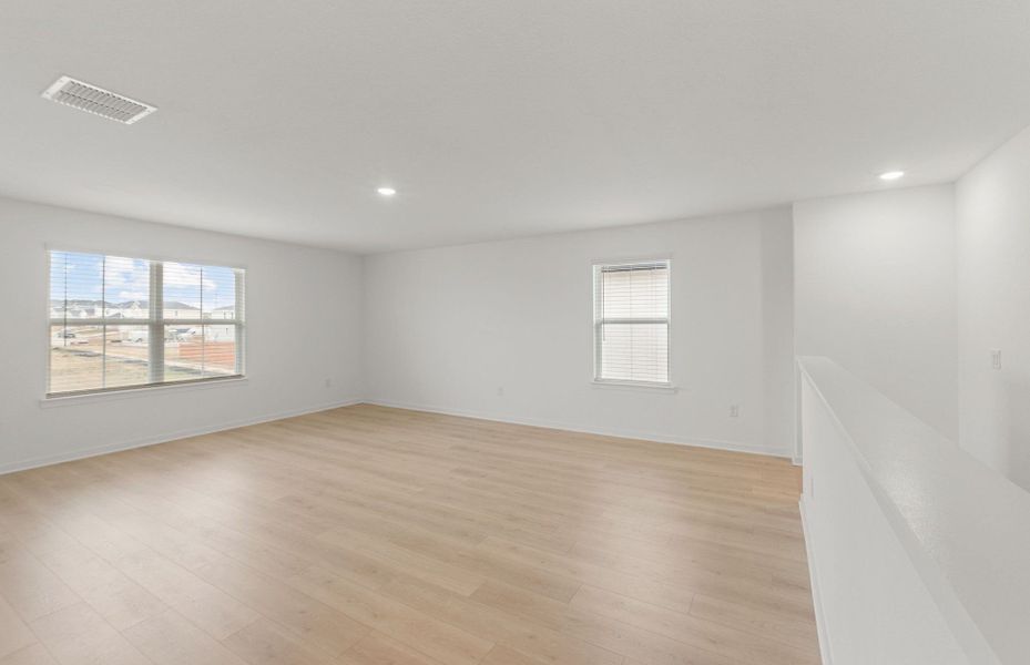 Spacious, unfurnished interior of a new home in Sunfield, Buda (Image 20).