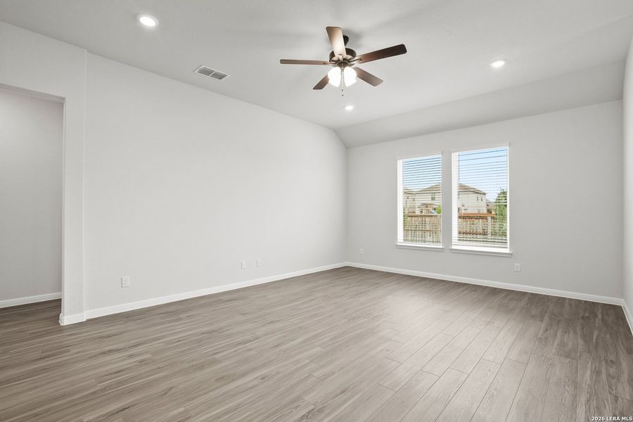 Spacious, unfurnished interior of a new home in Cinco Lakes, San Antonio (Image 13).