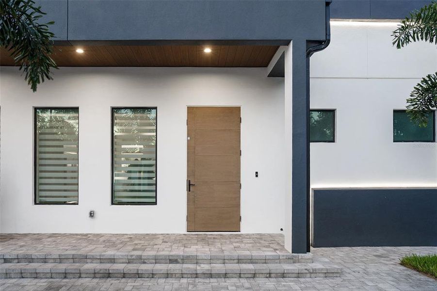 Exterior details and patio area of a home in , Port Charlotte (Image 4).