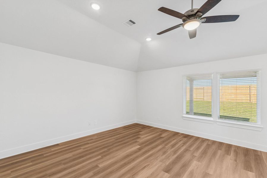 Spacious, unfurnished interior of a new home in Lone Star Landing, Montgomery (Image 12).