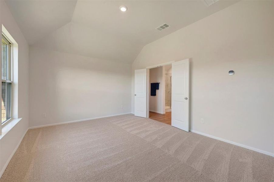 Spacious, unfurnished interior of a new home in Tarrytown, Crowley (Image 25).