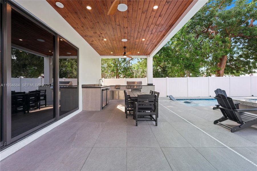 Exterior details and patio area of a home in , Fort Lauderdale (Image 10).