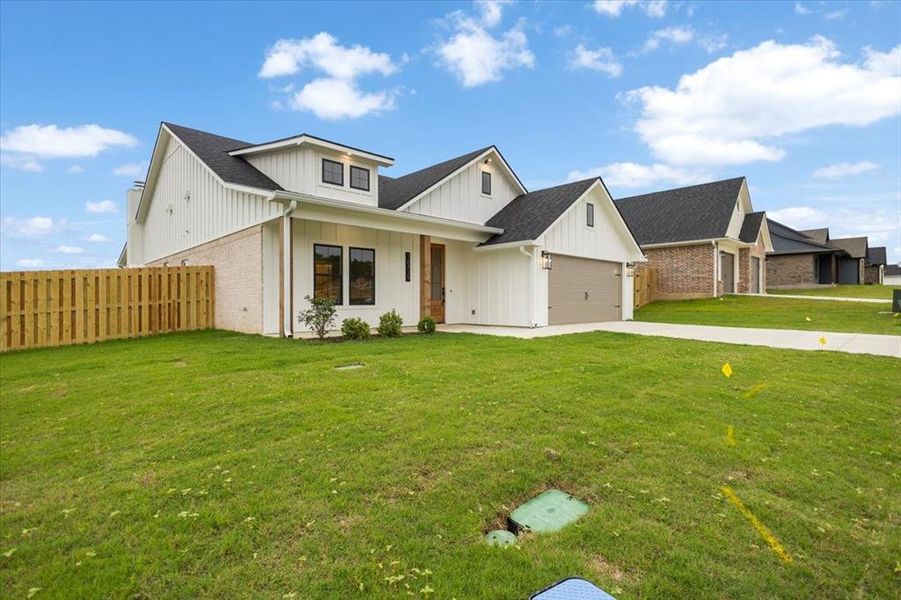 Exterior details and patio area of a home in , Lindale (Image 4).