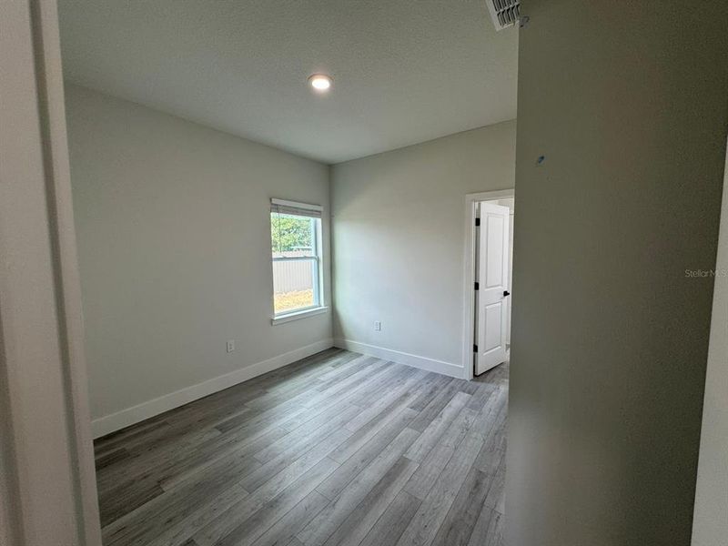 Spacious, unfurnished interior of a new home in , Ocala (Image 10).