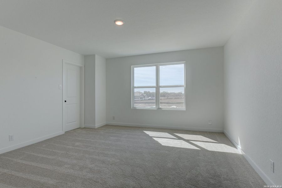 Spacious, unfurnished interior of a new home in Nopal Valley, San Antonio (Image 23).