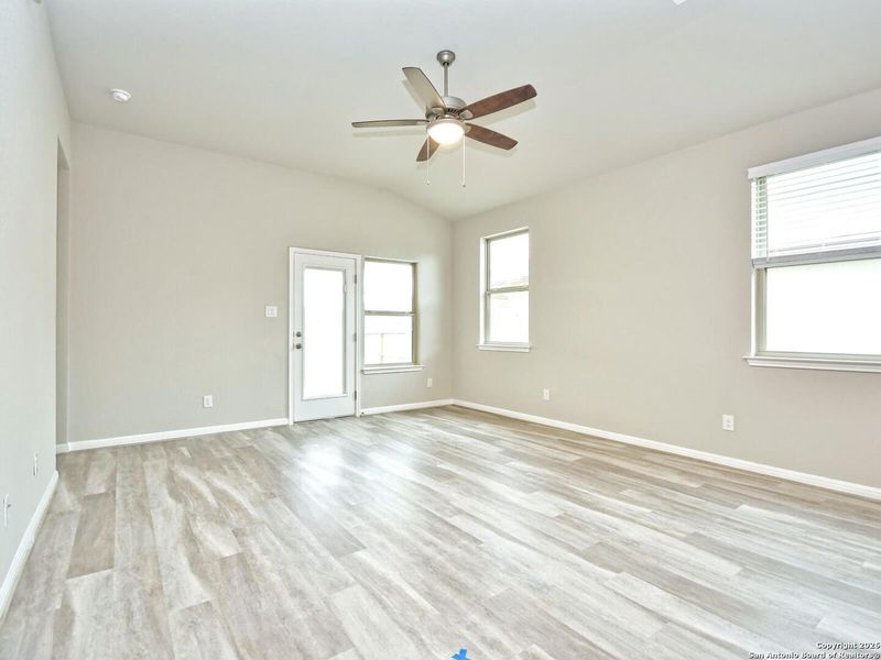 Spacious, unfurnished interior of a new home in Sagebrooke - Premier Series, San Antonio (Image 7).