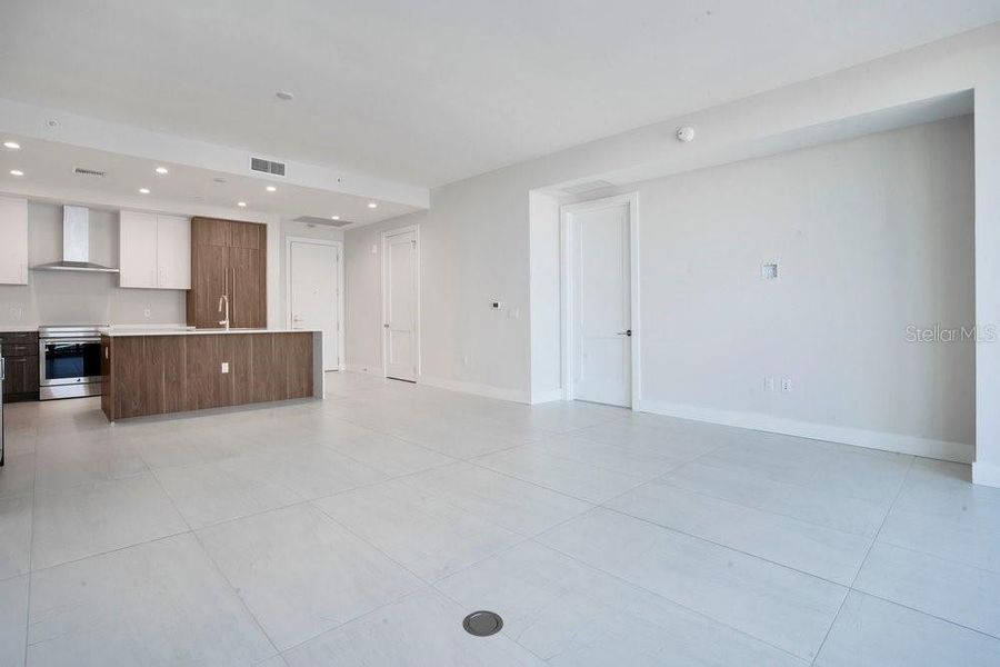 Spacious, unfurnished interior of a new home in , St. Petersburg (Image 49).