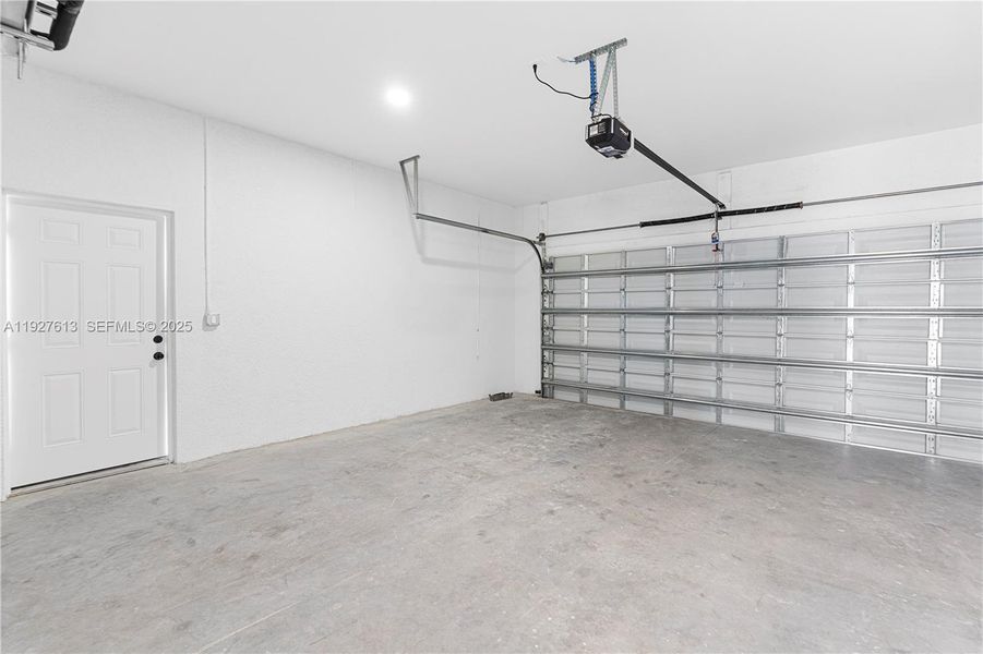 Spacious, unfurnished interior of a new home in , Lehigh Acres (Image 14).