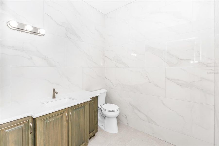 Furnished interior view inside a new home in , Orlando (Image 14).