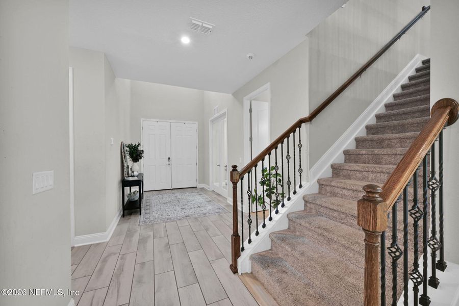 Spacious, unfurnished interior of a new home in , Middleburg (Image 22).