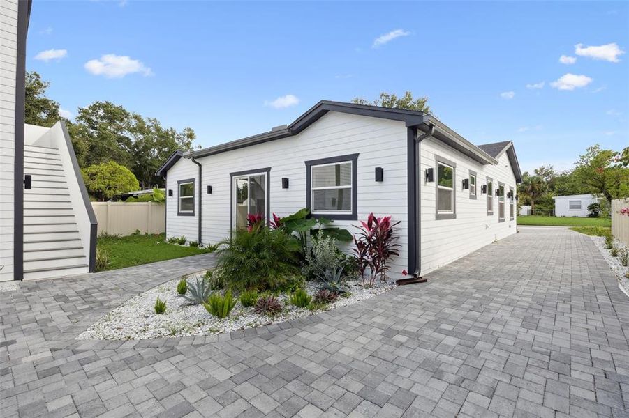 Exterior details and patio area of a home in , Orlando (Image 4).