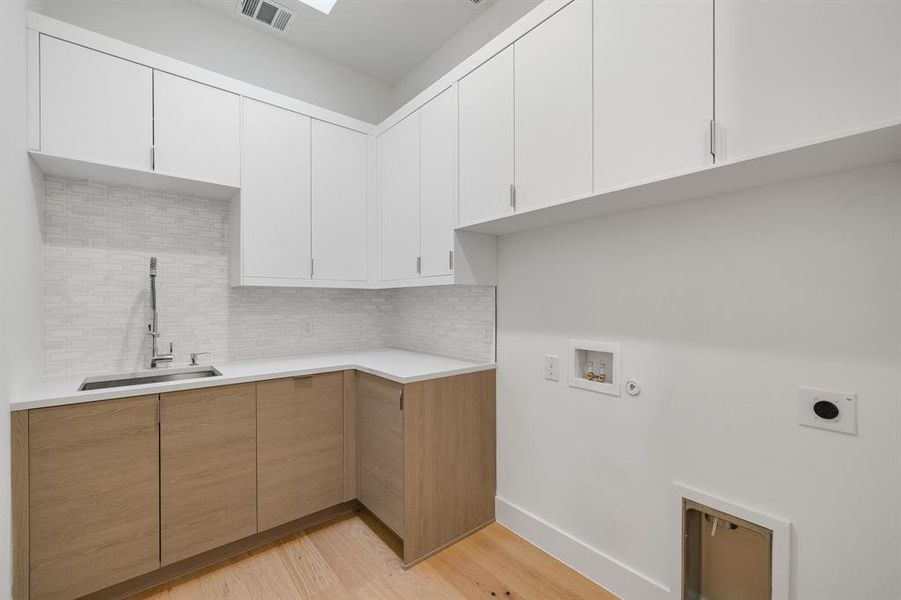 Furnished interior view inside a new home in , Farmers Branch (Image 36).