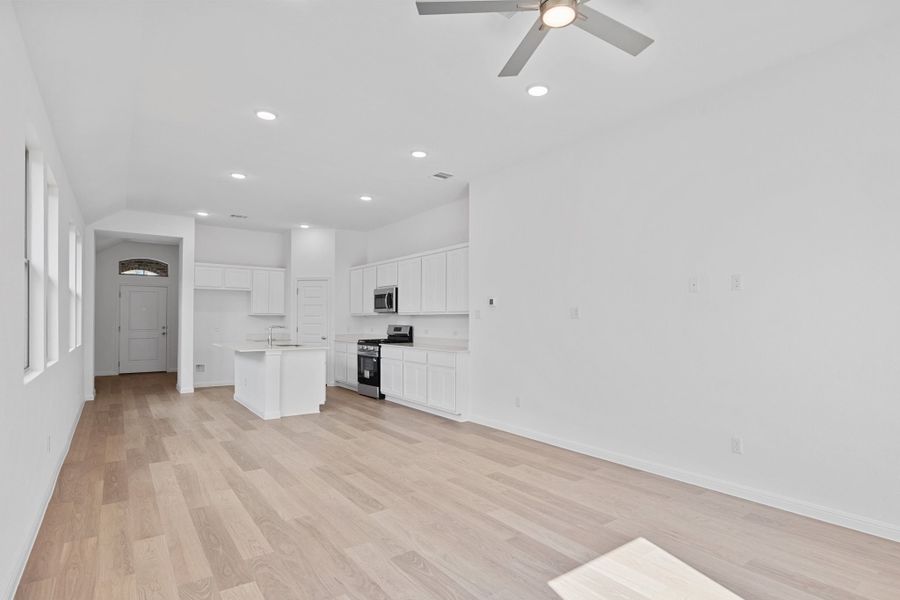 Spacious, unfurnished interior of a new home in Trinity Ranch, Elgin (Image 15).
