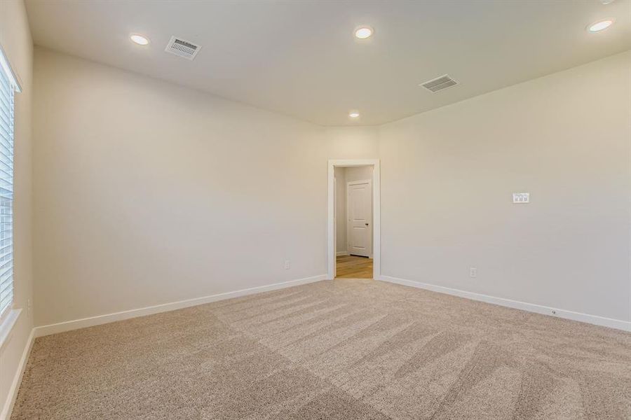 Spacious, unfurnished interior of a new home in Summerwood Estates, Red Oak (Image 15).