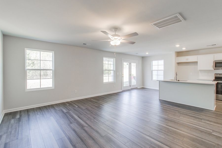 Spacious, unfurnished interior of a new home in Bluefield, Lexington (Image 16).