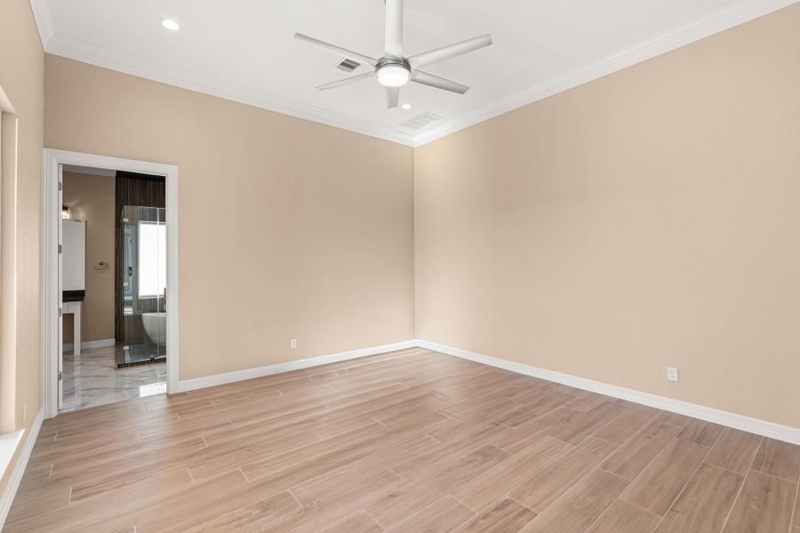 Spacious, unfurnished interior of a new home in , Kemah (Image 18).