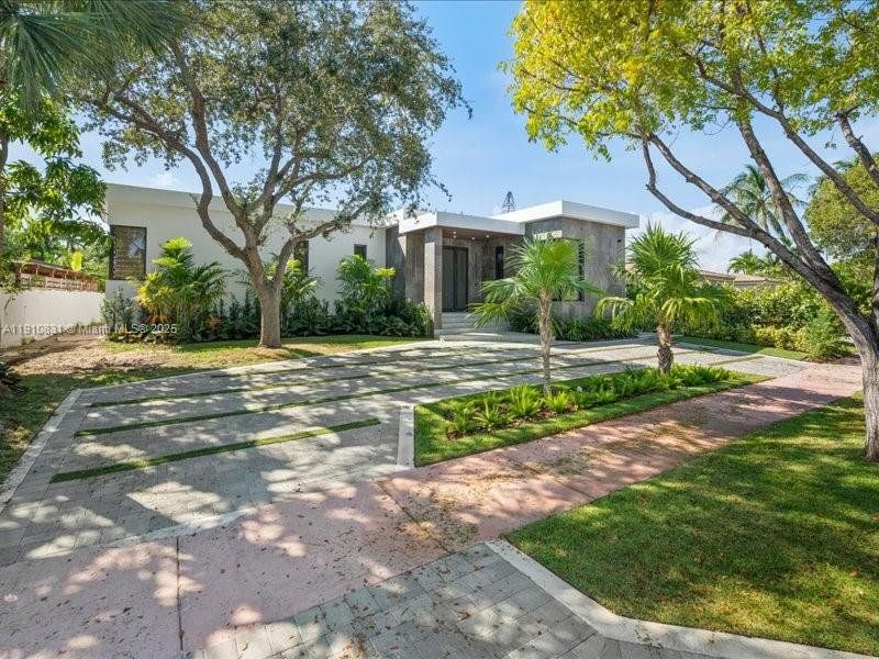 Exterior details and patio area of a home in , Miami Beach (Image 3).