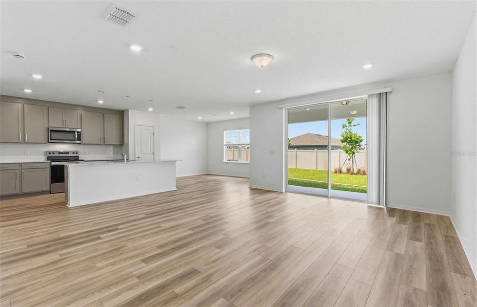 Spacious, unfurnished interior of a new home in Silverlake, Lake Alfred (Image 11).