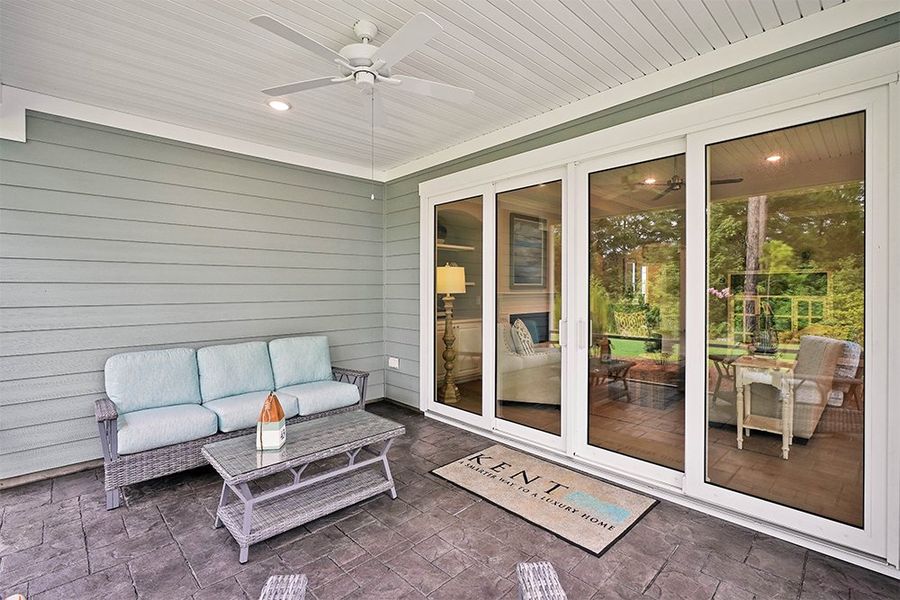 Pierre's Bay, Loggia