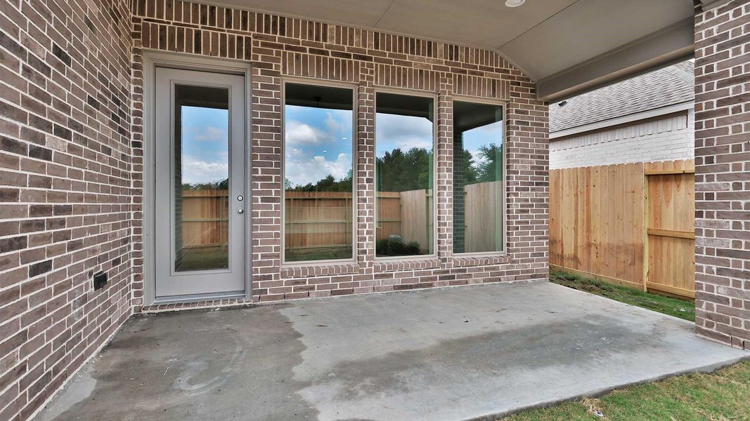 Exterior details and patio area of a home in Valencia, Manvel (Image 4).