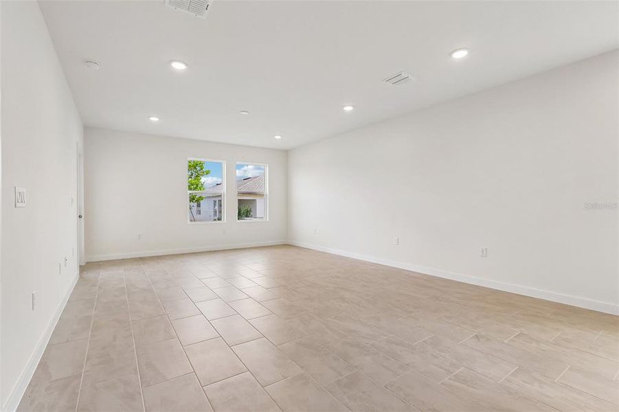 Spacious, unfurnished interior of a new home in Hamilton Bluff, Haines City (Image 27).
