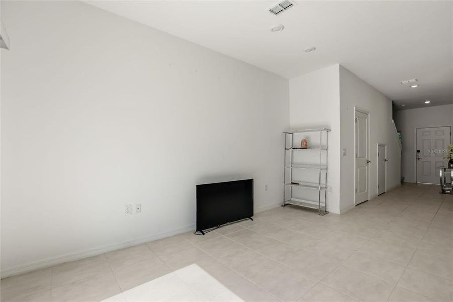 Spacious, unfurnished interior of a new home in , Davenport (Image 23).