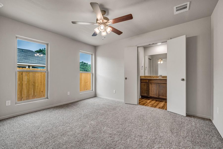 **Photos are sample photos of similar plan. Colors and features might vary**