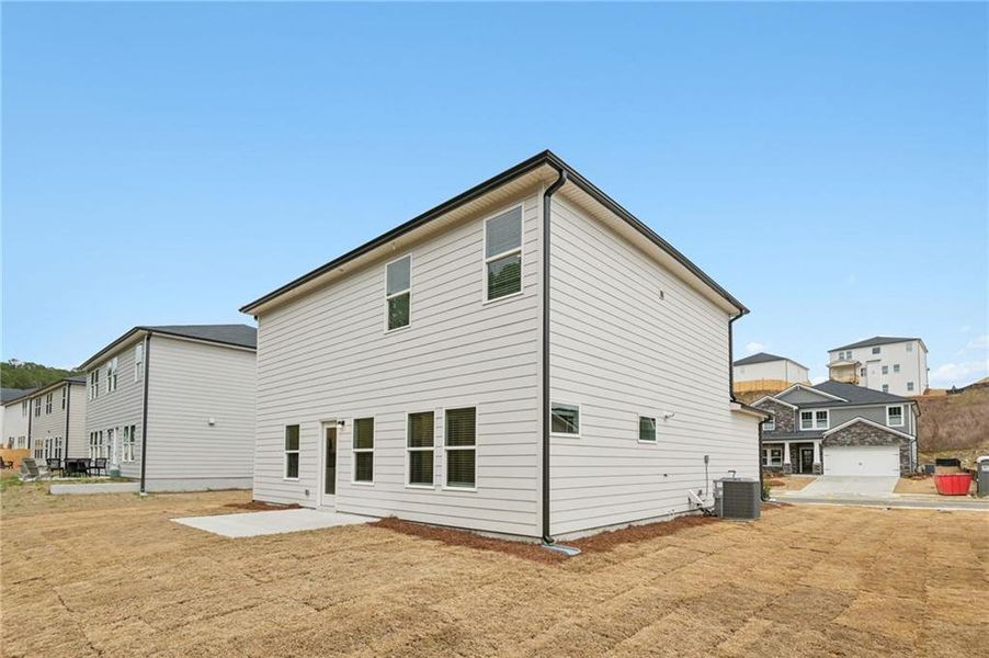 Exterior details and patio area of a home in Ivey Township, Dallas (Image 4).