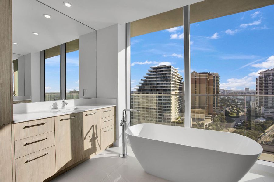 Owner's suite bath Owner's suite bath