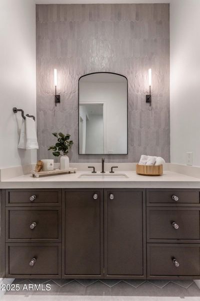 Secondary en suite bathroom