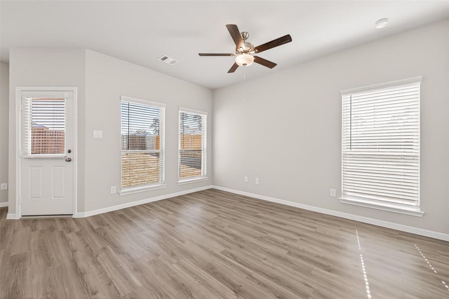 Spacious, unfurnished interior of a new home in Woodland Lakes, Houston (Image 18).