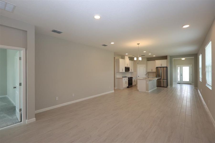 Spacious, unfurnished interior of a new home in Bay Lake Farms, St. Cloud (Image 17).