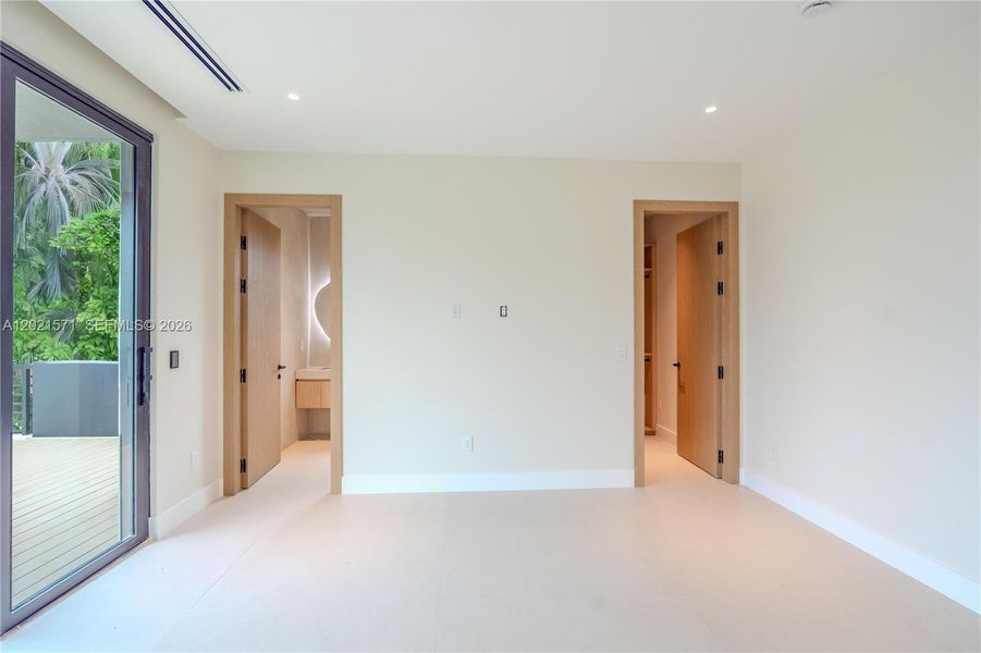 Spacious, unfurnished interior of a new home in , Fort Lauderdale (Image 18).
