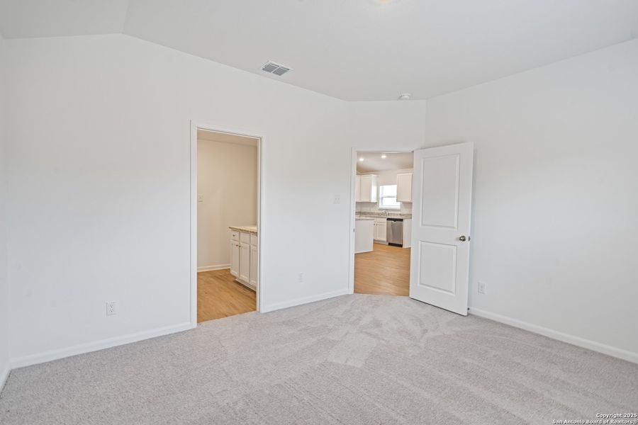 Spacious, unfurnished interior of a new home in Luckey Ranch, San Antonio (Image 8).