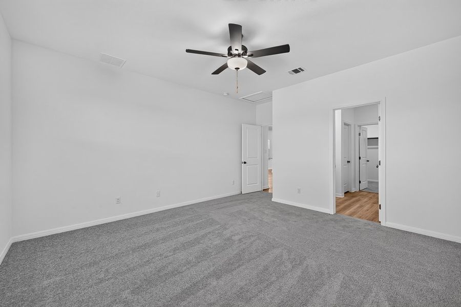 Spacious, unfurnished interior of a new home in Sunfield, Buda (Image 24).