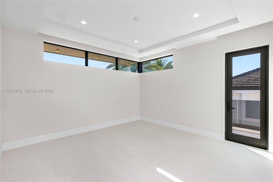 Spacious, unfurnished interior of a new home in , Fort Lauderdale (Image 22).